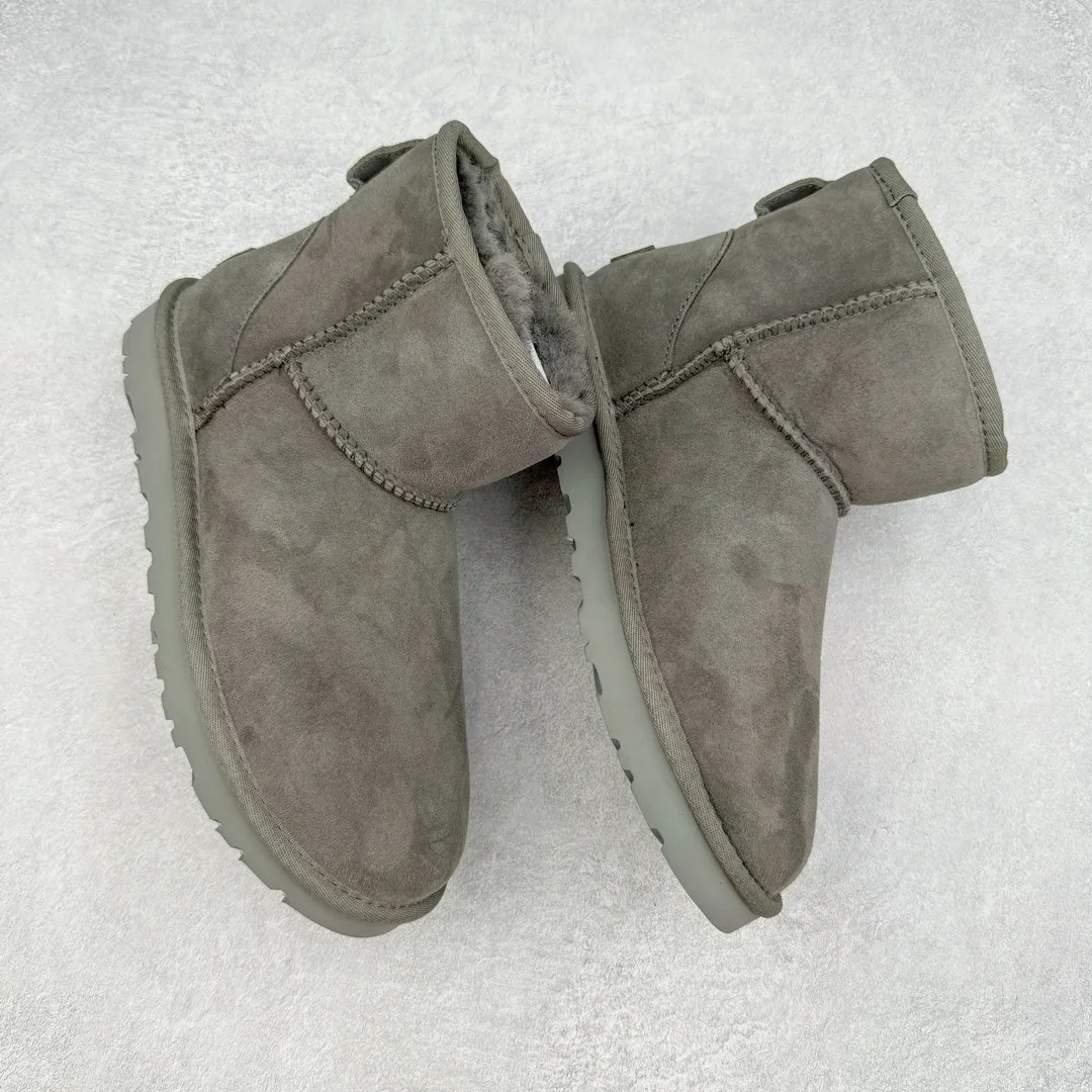 Pick up locally💰520 UGG 6222 Classic short-cut autumn and winter sheepskin and fur integrated snow boots. All shoes are made from the same factory as ZP. Longfeng A-grade Australian imported sheepskin and fur integrated men's and women's boots. Brand OEM production line. Fully follow the ZP process. OEM original pattern maker. Adhering to the principle of no original shoes and no development selection. Pay attention to every detail. The most authentic version on the market. TREADLITE "Light Wing" technology outsole. Lightweight/durable/flexible/pile size: 35 36 37 38 39 40 41 42 43 44 45 Coding: by2936070